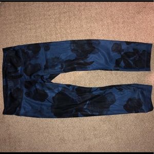 Sz 6 blue and black Lululemon crops
